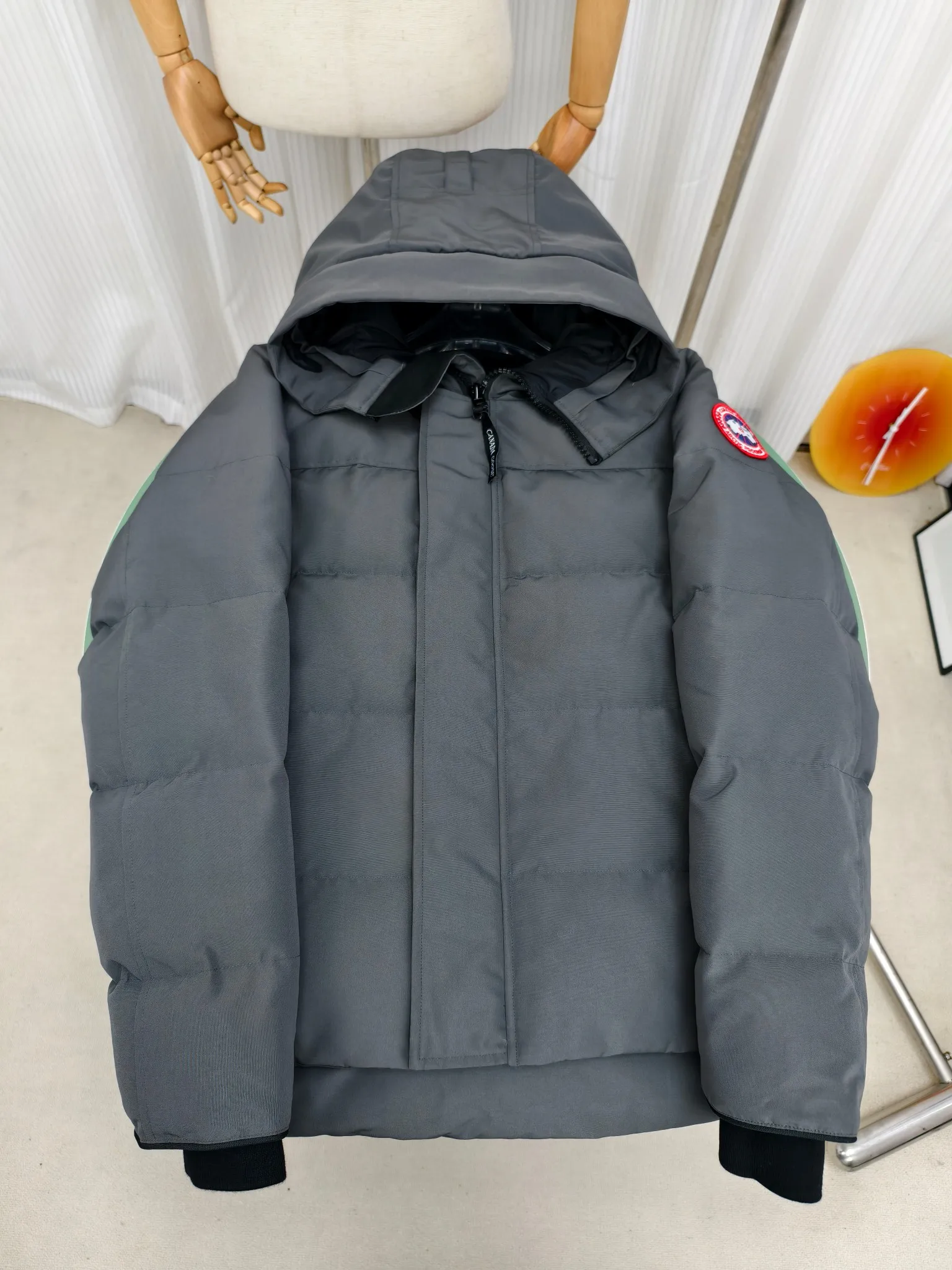 P700————2080M/New 17 models (higher version) Canada goose MacMillan parka. The MacMillan Parka features an innovative design with a streamlined hood detail, added shoulder straps and two additional interior pockets. This hip-length parka offers warmth and style with its quilted design and curved hem. Filled with extremely fluffy white duck down. The MacMillan Parka provides essential protection in all weathers. The adjustable down-connected hood improves warmth and protects against harsh weather. Rib knit cuffs tucked into the interior. The hood is equipped with a detachable zipper guard, and the hood trim can be replaced to create a personalized style and provide more protection (this jacket can be matched with wolf fur collar accessories, choose by yourself) ❤️The only version in the market Color: black red label black black label gray red label gray black label off-white red label navy red label Size: XS-2XL